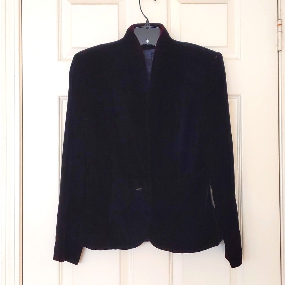 Vintage Gianni Full lined thick velvet blazer with very dark black color.